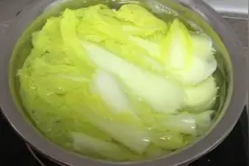 这才是真正的开水煮白菜，倒入开水放入白菜。 OK？哈哈！！！