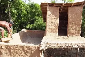 黑皮肤小伙野外生活的有滋有味！楼上睡觉，半空中游泳，很快乐啊视频封面