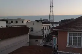 南京天空出现诡异气象，云层将天空分成了两半视频封面