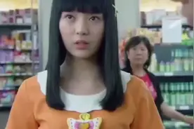 一男子穿裙子假扮孕妇在超市偷东西，小姑娘打抱不平，保安还骂她视频封面