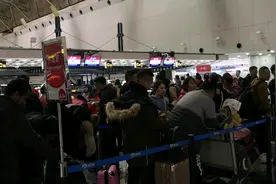 在首都机场t2航站楼排队换登机牌视频封面