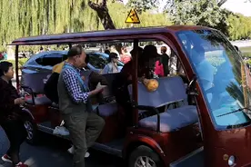 体验一下故宫旁边的摆渡车，2元一次，可以欣赏护城河风景视频封面