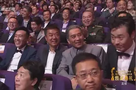 张嘉译陈宝国搞笑颁奖，孙俪获奖后：孩子们长大了，快来找我拍戏视频封面