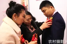 农村婚礼，新郎迎娶新娘前更衣全过程，都是谁帮着穿的？