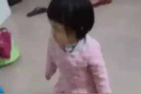 小屁孩，就穿著她哥哥的鞋😁😁😁视频封面