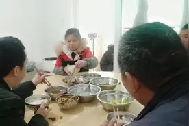 瞿瞿:用简单的几样调料做了一盆家常“洋芋烧鸡”，色香味俱全