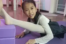 9岁小艾买6块练功砖在家练腿，练功辛苦，妈妈在旁边鼓励！视频封面