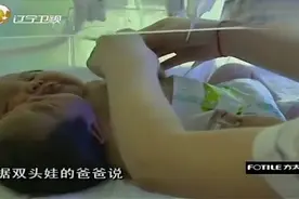 孕妇产下罕见“双头巨婴”，见到孩子那一刻顿时泪奔，真让人心疼视频封面