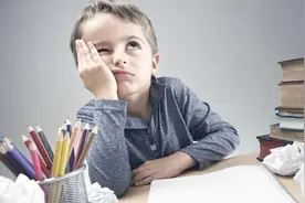 小孩抽动症需要治疗吗？医生：这种情况暂不需治疗，药物即可控！视频封面