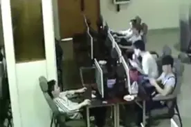 小伙网吧上网，突然触电身体僵硬，2秒后，不敢相信了！