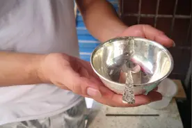 大叔花两千多买的银碗才开始用就变色严重，买假了？小闫现场揭秘视频封面