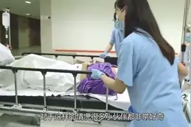 医生给患者做手术时，为啥要求患者把衣服全部脱光？护士说出实情