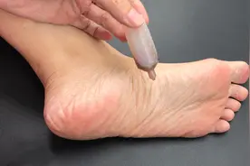 每晚睡前，把藿香正气水抹脚底，解决男人女人的一大烦恼，真实用