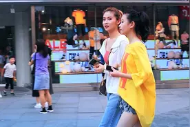 三里屯街拍：顶着桑拿天来三里屯逛街的美女，都是真正的时尚达人视频封面