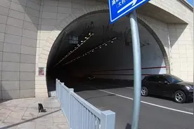 小伙带着小狗徒步穿越大连莲花山隧道，里面没信号，小狗都害怕了视频封面