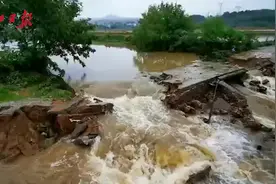 好险！特大暴雨致电线杆倾斜，幸有工作人员紧急抢修
