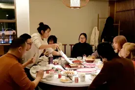 刚发完工资雯雪又请家人和朋友一起来吃火锅，新年大聚餐，好热闹视频封面