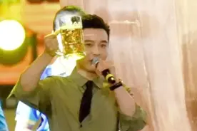 黄晓明啤酒节开幕式上，豪饮一扎啤酒，青岛市长也竖起了大拇指