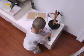 12个月宝宝看到自己的照片会有啥反应呢？宝宝竟亲自己，太萌了视频封面