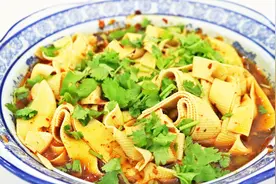 豆腐皮不要炒了，教你新吃法，香辣爽口又下饭，一周吃5次都嫌少