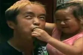 活宝夫妻1：相亲小树林俩矮人就水火不容大打出手。能把你笑趴…视频封面