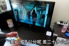 没想到电视机这么大，送到家才发现电视柜不够宽，挂墙又太高了视频封面