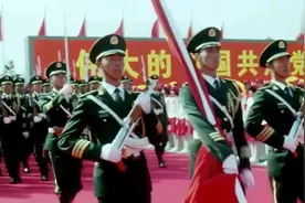 阅兵：拔刀出鞘，正步前行，国旗护卫队真的太帅啦！