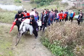 这是湖南什么地方结婚，新娘出门要坐自行车？