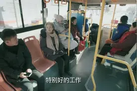 老人只身一人出门，这是要干啥去，一家人慌乱中！