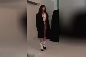 小S女儿许俏妞杂志拍摄花絮曝光 长发微卷气质清冷专业十足视频封面