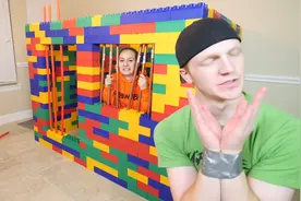 国外情侣建造“乐高监狱”，用胶带绑住手脚逃生，为钱拼了视频封面