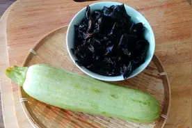 西葫芦新吃法，加1碗木耳简单一做，清爽可口，上桌家人抢着吃