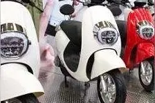 电瓶车 摩托车长时间不骑轮胎漏气 钢圈漏气看看小师傅是怎么修的