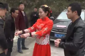 贵州漂亮新娘嫁农村小伙，婚车走到半路停下来，给接亲队伍发喜烟视频封面