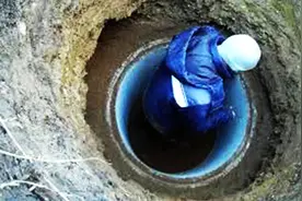 国外小伙人工挖井，20多米深的井，狭窄空间恐惧症人都不敢看视频封面