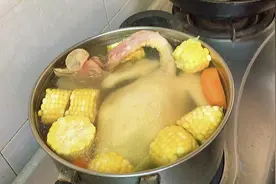 白切鸡汤别再倒掉！广东厨师教您小技巧，肉质滑嫩鸡汤营养鲜甜