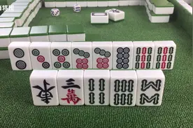 看小哥四人打麻将就像唱大戏，好一个精彩不断