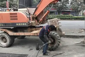 挖掘机轮胎破了，补胎大姐给换了个二手内胎50元，小伙感觉被坑了视频封面