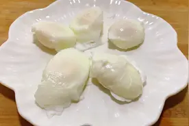 水煮荷包蛋冷水下锅还是开水下锅？教你做法和技巧，不散花不粘锅