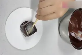 把冰块放入巧克力液里，没想到有意外收获，做成甜点好看又好吃