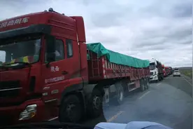 汽车长龙，格尔木段堵车10多公里，都是大货车，之前都没见过视频封面