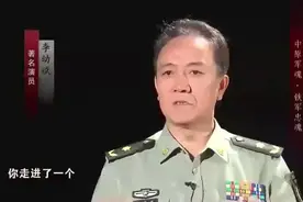 国家一级演员李幼斌老师参观军队，战士们列队欢迎，气氛庄重