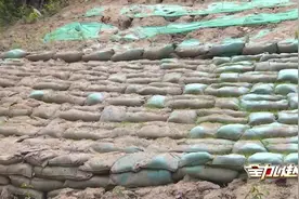 项目施工致水土流失，家中后院水沟堵塞积水严重，村民急坏了！视频封面