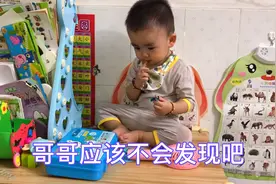 16个月小宝宝趁哥哥不在，爬桌子上吃哥哥零食，胆子越来越大了视频封面