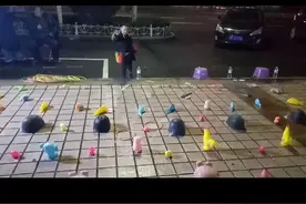 广场上套圈的小朋友，看看这都是啥操作！哈哈视频封面