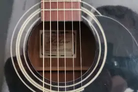 实力翻新20年前的旧吉他弹棉花