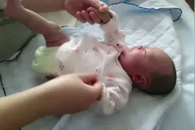 宝宝不好好吃奶，原来是这原因，玩的累坏了，，，当宝宝也不容易视频封面
