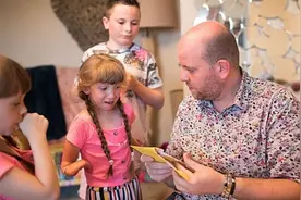 特别的家庭！单身男子收养5名残疾儿童，称不想结婚只想做爸爸！视频封面