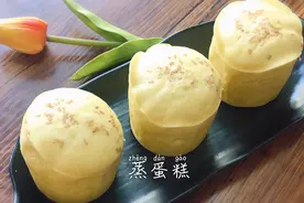 春日美食家做了一款全蛋蒸蛋糕，无需打发蛋清，做出一锅不够吃