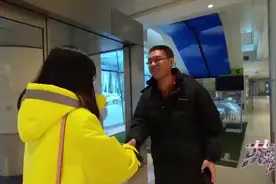 看看拥有1000张信用卡的人是怎么生活的视频封面